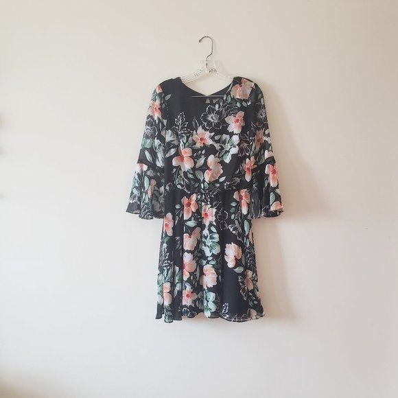 Vince Camuto Dresses & Skirts - Vince Camuto Floral Flute Sleeve Dress 6